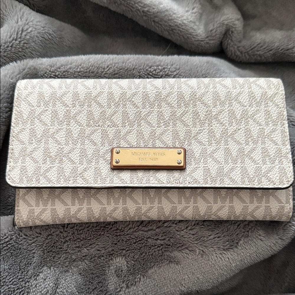 ✨ LIKE NEW ✨ Michael Kors Signature Flap Wallet -‎ Vanilla/Gold